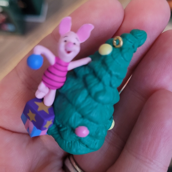 Hallmark 1998 miniature Winnie the Pooh christmas ornaments tree trimmin time - Picture 5 of 6